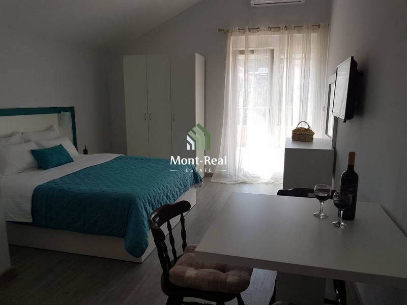 Kuća sa opremljenim apartmanima u Budvi K022BD