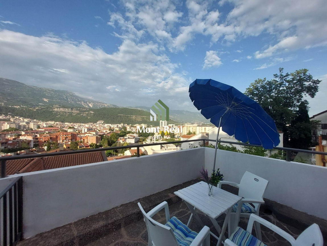  Izdaje se apartman 50 m2 na godinu dana, Centar Budve IS122BD