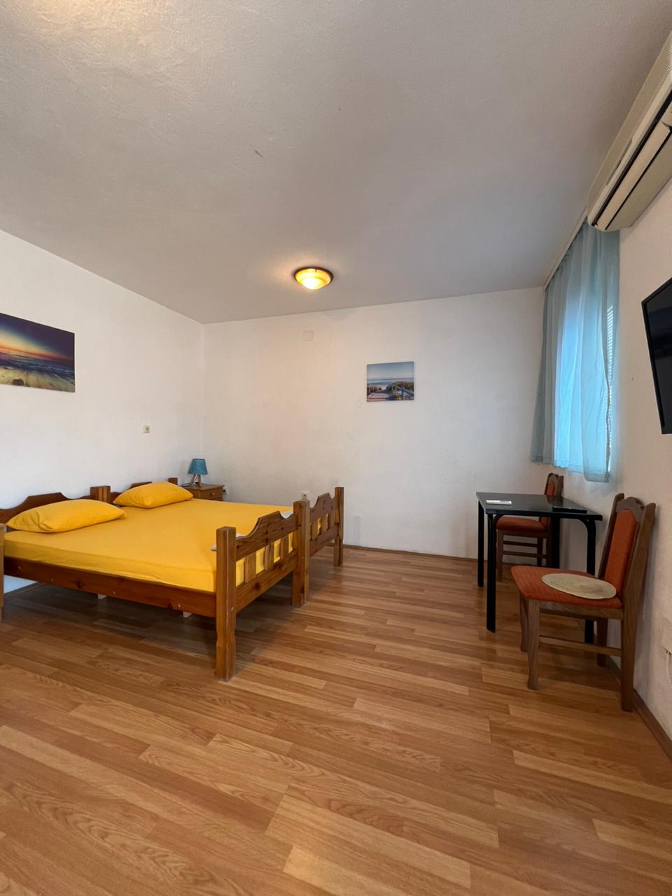 Izdaje se apartman koji se nalazi u sklopu kuće, IS225BD