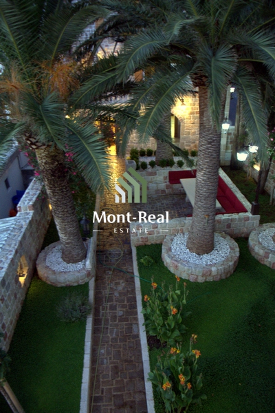 Mediteranska kamena vila okružena palmama – Reževići | K038BD