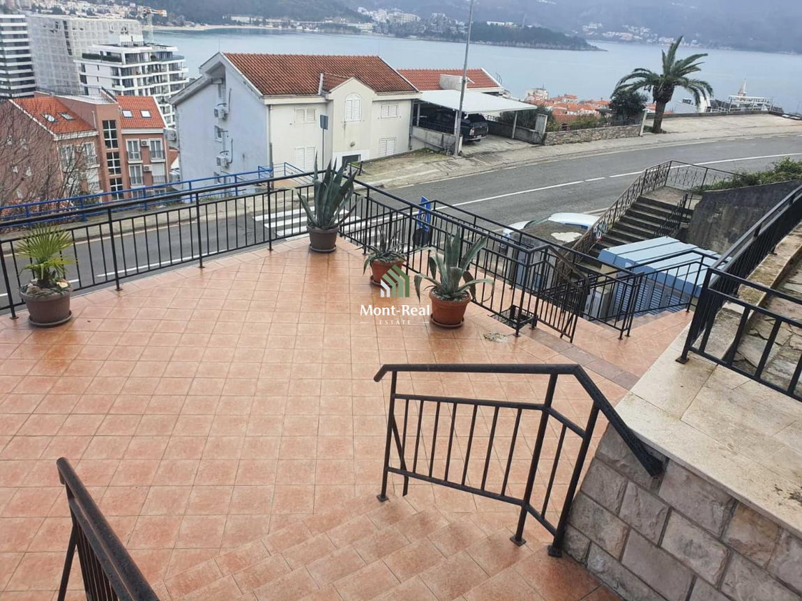 Dvosoban stan sa velikom terasom i pogledom na more – Gospoština, Budva, blizina mora S333BD