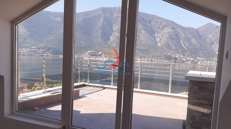 Na prodaju dvoetažni stan sa pogledom na Kotorski zaliv S005KO