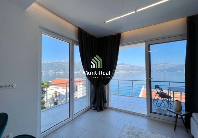 One bedroom apartment with panoramic views of the Bay of Kotor S015TV